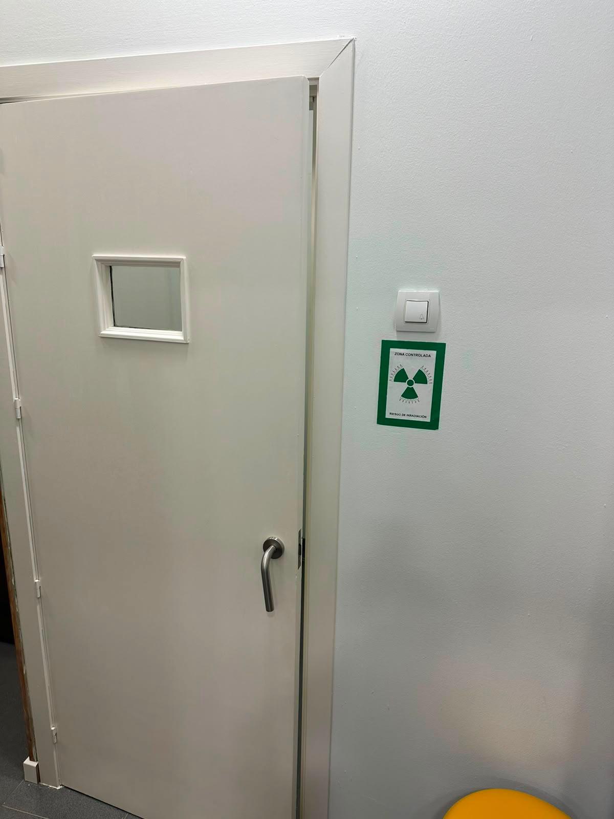 Sala de radiología con zona controlada