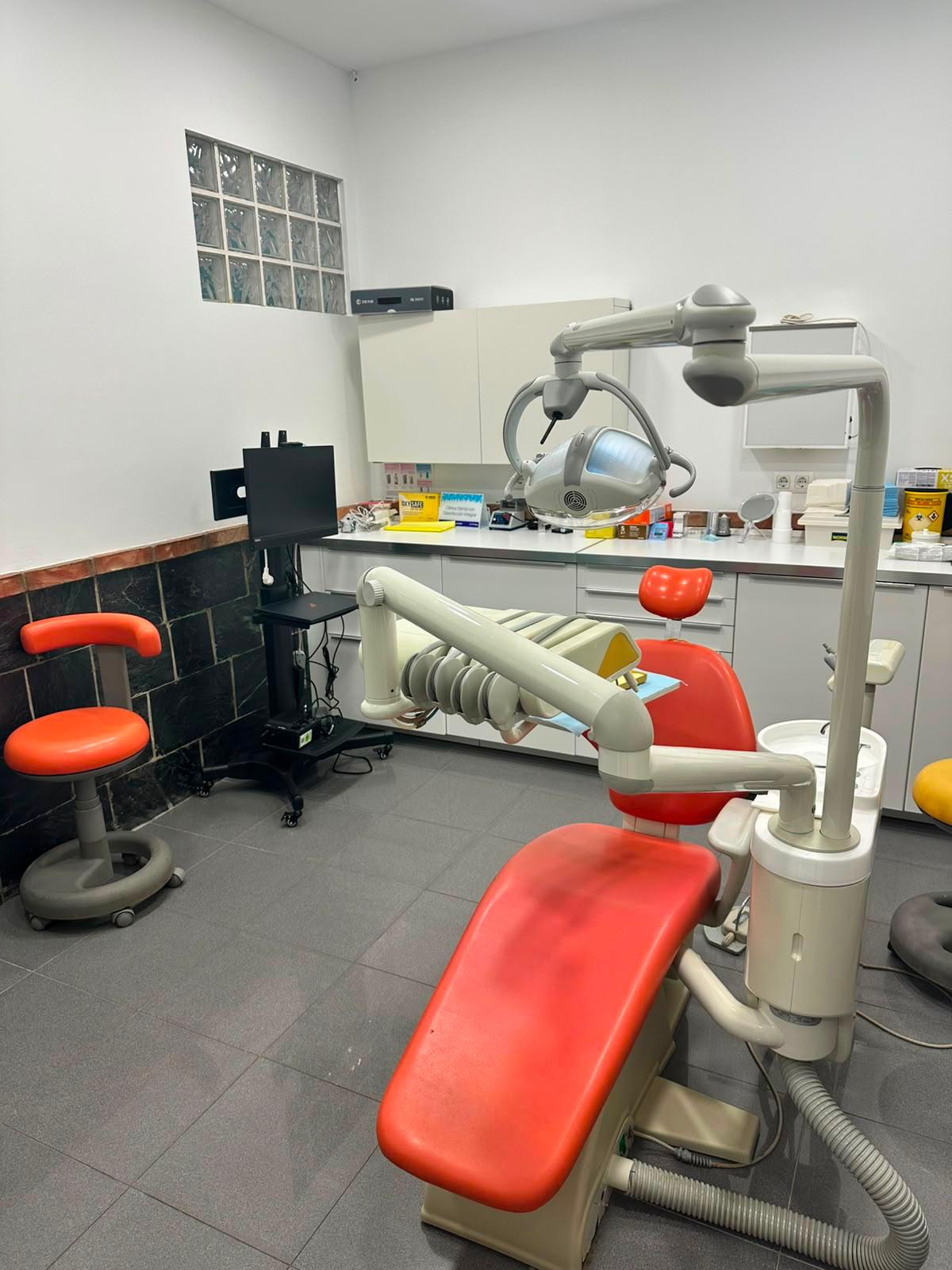 Segundo gabinete dental equipado