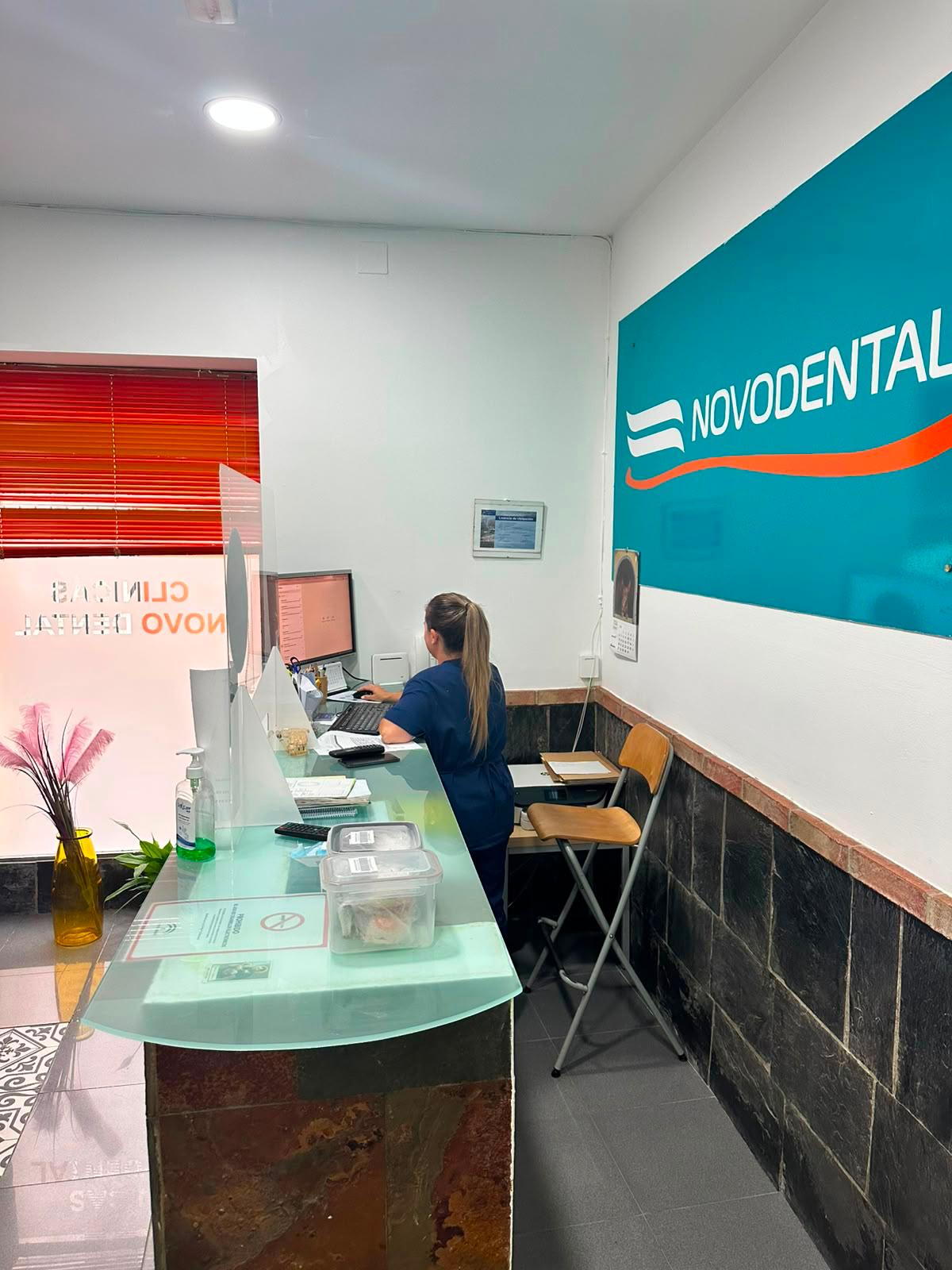Recepción de la clínica con personal atendiendo