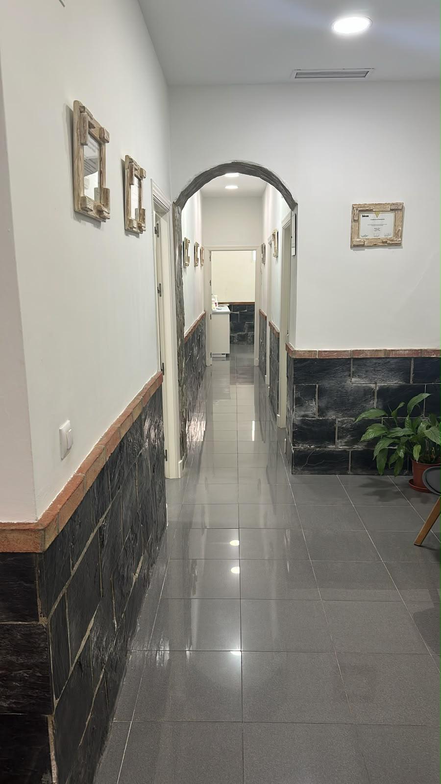 Pasillo interior que conecta los gabinetes